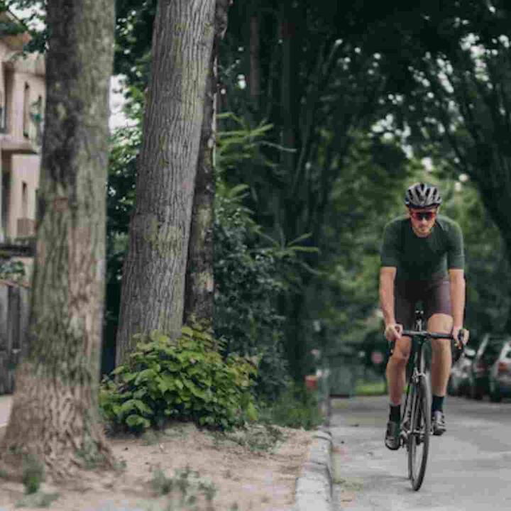 ਰੋਜ਼ਾਨਾ ਸਾਈਕਲ ਚਲਾਉਣ ਨਾਲ ਮਾਸਪੇਸ਼ੀਆਂ ਮਜ਼ਬੂਤ ਹੁੰਦੀਆਂ ਹਨ। ਇਸ ਤੋਂ ਇਲਾਵਾ ਸਾਈਕਲ ਚਲਾਉਂਦੇ ਸਮੇਂ ਗੋਡਿਆਂ ਦੇ ਜੋੜਾਂ 'ਚ ਹਿਲਜੁਲ ਹੁੰਦੀ ਹੈ, ਜਿਸ ਕਾਰਨ ਤੁਸੀਂ ਵੱਡੇ ਹੋਣ ਦੇ ਨਾਲ-ਨਾਲ ਜੋੜਾਂ ਦੇ ਦਰਦ ਤੋਂ ਬਚੇ ਰਹਿੰਦੇ ਹੋ।