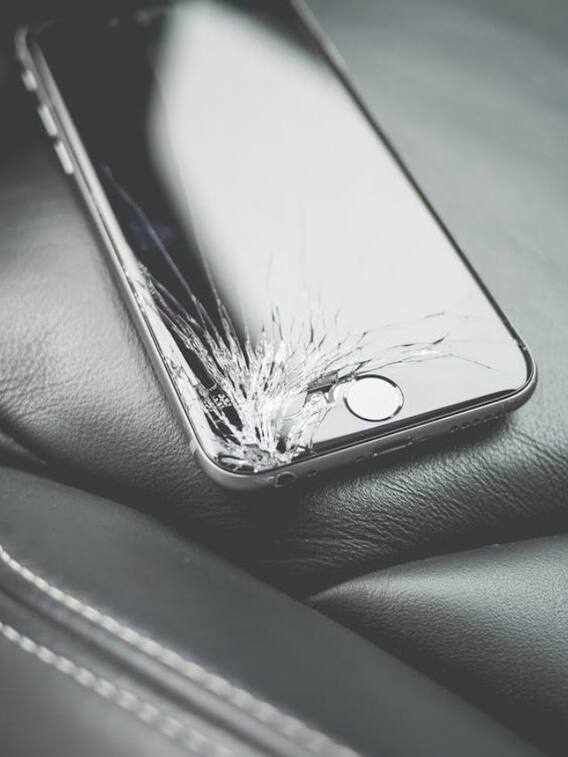 स्क्रीन टूटने पर कब फ्री में ठीक करवा सकते हैं फोन?