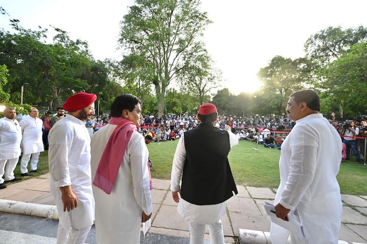 राहुल गांधी ने कहा कि देश की जनता ने लोकतंत्र और संविधान की रक्षा में अपना पूरा ज़ोर लगा दिया है, और इस संकल्प को हम पूरी शक्ति के साथ आगे बढ़ाएंगे.