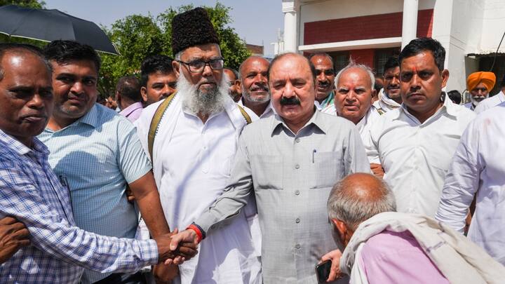 राजनीतिक जानकर बताते है कि चुनाव के पहले गौरीगंज सपा विधायक राकेश प्रताप सिंह और अमेठी विधायक महाराजी प्रजापति को अपने पाले में लाना स्मृति ईरानी की सबसे बड़ी भूल साबित हुई.