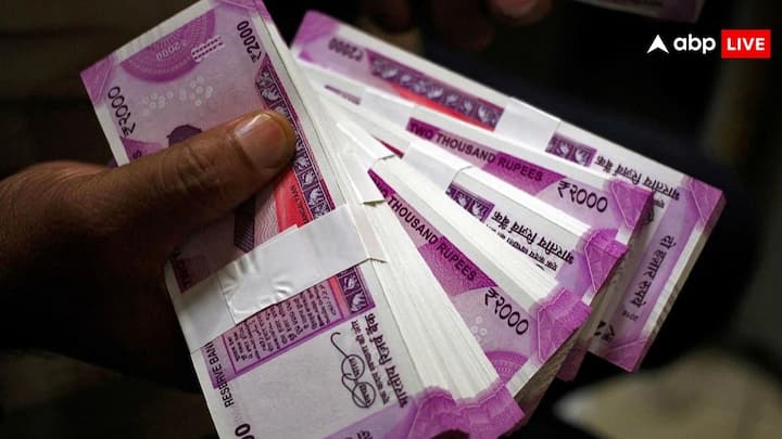 Notes Exchange: आपके पास अभी भी है 2000 रुपये को नोट तो आप अभी भी आरबीआई के रीजनल ऑफिस में जाकर में उन नोटों को बदलवा सकते हैं.  लेकिन इस दौरान आपको बैंक में वैलिडिटी फ्रूप भी दिखाना होगा.