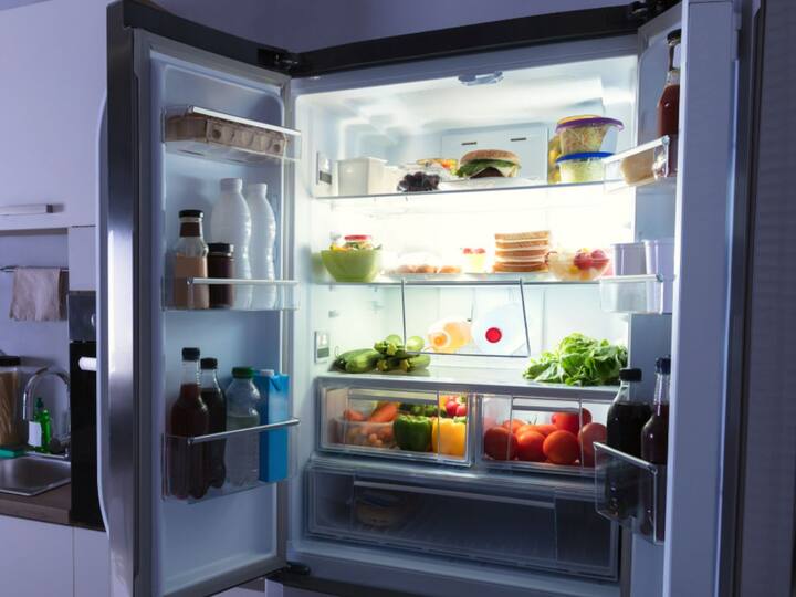 ਜਦੋਂ ਵੀ ਤੁਸੀਂ ਫਰਿੱਜ 'ਚ ਖਾਣਾ ਰੱਖੋ ਤਾਂ ਢੱਕ ਕੇ ਰੱਖੋ। ਇਸ ਨਾਲ ਖਾਣਾ ਖੁੱਲ੍ਹਾ ਨਹੀਂ ਰਹੇਗਾ ਅਤੇ ਫਰਿੱਜ ਵੀ ਗੰਦਾ ਨਹੀਂ ਹੋਵੇਗਾ। ਤੁਸੀਂ ਢੱਕਣ ਵਾਲੇ ਡੱਬੇ ਜਾਂ ਫਿਰ ਕਲਿੰਗ ਫਿਲਮ ਦੀ ਵਰਤੋਂ ਕਰ ਸਕਦੇ ਹੋ।