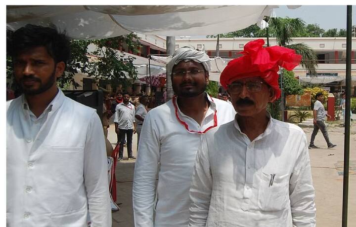 यूपी के सलेमपुर लोकसभा सीट पर समाजवादी पार्टी से रमाशंकर राजभर जीते.इनकी जीत का वोट मार्जिन 3573 ही थी. इन्हें चुनाव में 405472 वोट मिले थे, जबकि बीजेपी के रविंद्र कुशवाहा को 401899 वोट के बाद भी हार का सामना करना पड़ा.