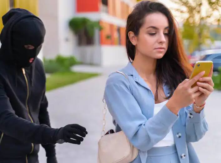 ਜਦੋਂ ਵੀ ਕੋਈ ਚੋਰ ਕਿਸੇ ਦਾ ਫੋਨ ਚੋਰੀ ਕਰਦਾ ਹੈ, ਤਾਂ ਸਭ ਤੋਂ ਪਹਿਲਾਂ ਉਹ ਇਸਨੂੰ ਸਵਿੱਚ ਆਫ ਕਰਦਾ ਹੈ। ਜਿਸ ਕਾਰਨ ਫੋਨ ਨੂੰ ਟ੍ਰੈਕ ਨਹੀਂ ਕੀਤਾ ਜਾ ਸਕਦਾ ਹੈ।