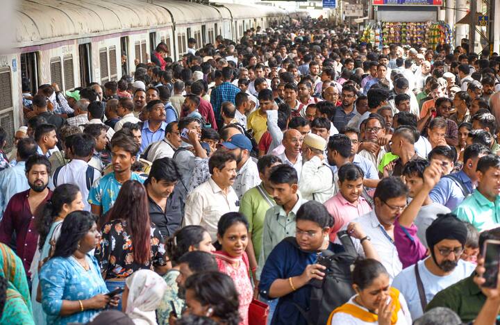 दरअसल एक प्लेटफॉर्म टिकट 2 घंटे की अवधि तक वैलिड रहता है, यदि आप इससे ज्यादा समय तक प्लेटफॉर्म पर खड़े रहते हैं तो आपको 250 रुपये का जुर्माना भी भरना पड़ सकता है.