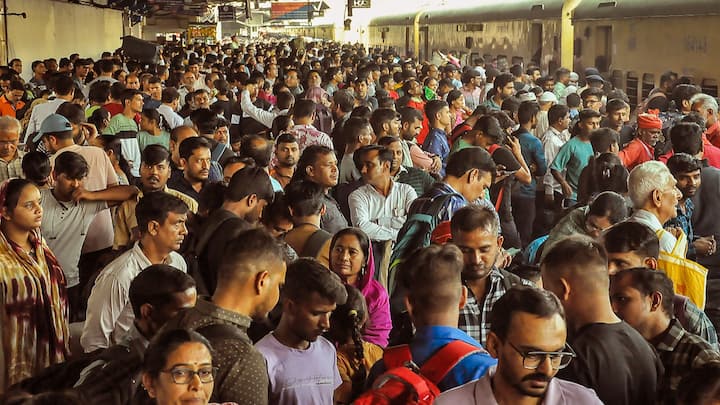 रेलवे स्टेशन पर कई लोग अपने परिचितों के लिए भी आते हैं, लेकिन क्या आप जानते हैं कि आप जो प्लेटफॉर्म टिकट लेते हैं उसकी अवधि से ज्यादा समय वहां खड़े रहने पर आपको जुर्माना भी भरना पड़ सकता है.