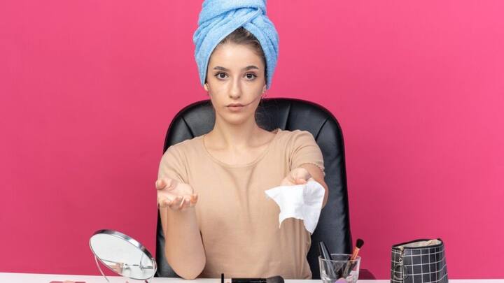 Makeup Remover: मेकअप हटाने के लिए लड़कियां कई प्रयास करती हैं, ऐसे में कुछ लड़कियां बाजार से महंगे प्रोडक्ट खरीद कर लाती हैं. लेकिन अब आप इन घरेलू नुस्खों को अपना कर मेकअप रिमूवर कर सकती हैं.