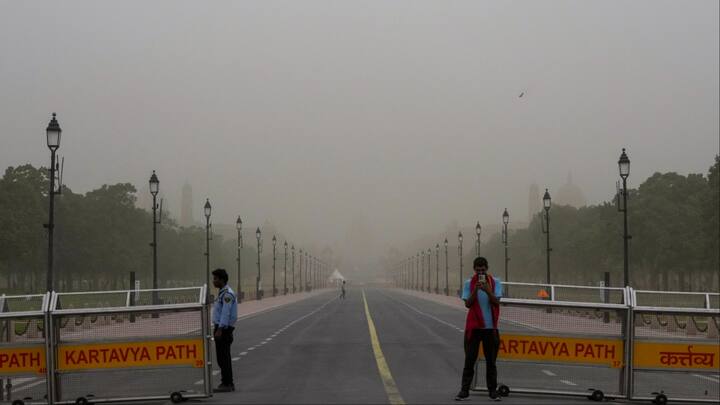 कुछ इलाकों में आज लू की स्थिति रहने का भी अनुमान है. इसके साथ ही 25 से 35 किलोमीटर प्रतिघंटे की स्पीड से सतही हवा भी चलने वाली है. शाम या रात के समय हल्की बूंदा-बांदी होने के आसार हैं.