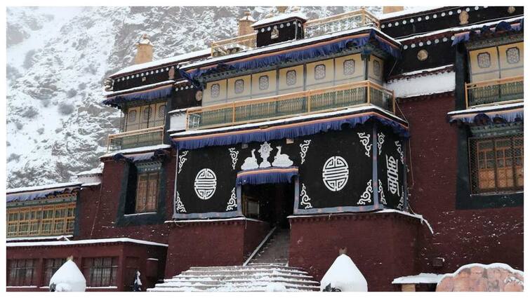 Surkanda devi temple interesting facts about the divine shaktipeeth located in dev bhoomi uttarakhand Surkanda Devi Temple: సురకందా దేవి ఆలయం - అటు ప్రకృతి అందాలు, ఇటు ఆధ్యాత్మిక శోభ.. ఈ శక్తి పీఠం విశేషాలు తెలిస్తే ఔరా అంటారు