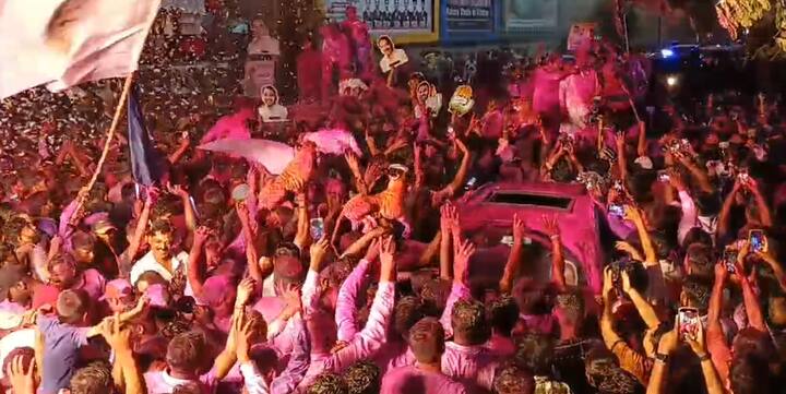 सांगलीत विशाल पाटलांनी मैदान मारलं, त्यानंतर कार्यकर्त्यांनी एकच जल्लोष केला.