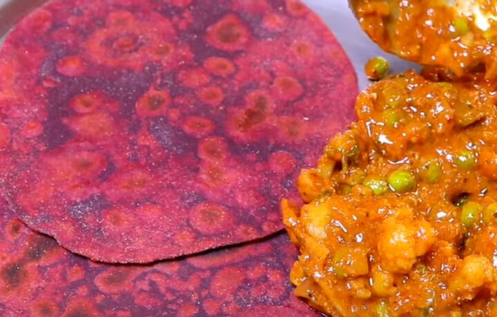 இருபுறமும் வெந்து வரும் வேளையில் சிறிதளவு நெய் ஊற்றி இறக்கவும். உங்களுக்கு பிடித்த கிரேவியுடன் சத்தான பீட்ரூட் சப்பாத்தியை பரிமாறவும்.