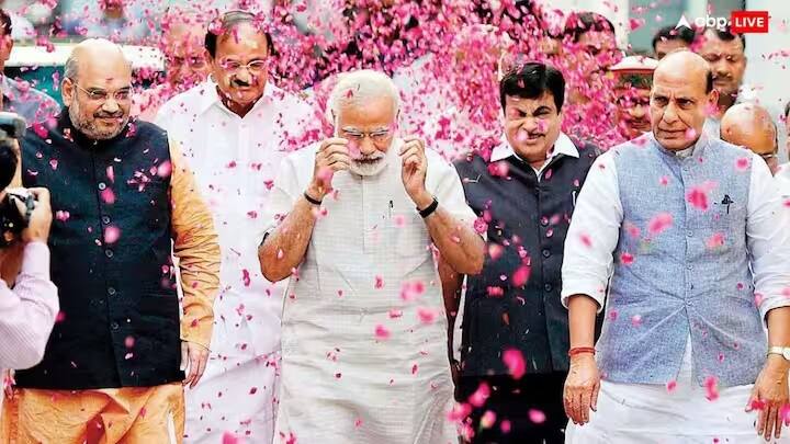 લોકસભા ચૂંટણી 2014 દરમિયાન, ભાજપને લોકોએ પૂર્ણ બહુમતી સાથે ચૂંટ્યો હતો. તે સમયે ગુજરાતના મુખ્યમંત્રી નરેન્દ્ર મોદીએ વારાણસી અને વડોદરા બંને બેઠકો પરથી ચૂંટણી જીતી હતી. તે જ સમયે, વારાણસી લોકસભા સીટ પર પીએમ મોદીની સામે આમ આદમી પાર્ટીના અરવિંદ કેજરીવાલ અને કોંગ્રેસ તરફથી અજય રાય ઉભા હતા.