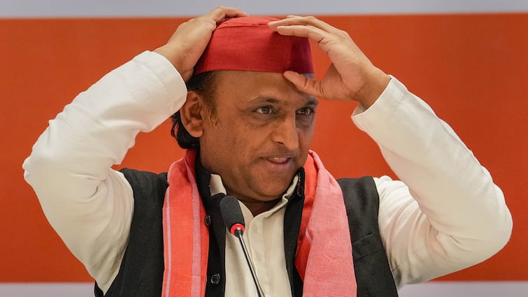 Akhilesh Yadav resigned from the MLA post in UP tej pratap yadav may fight by election from karhal Akhilesh Yadav Resigns: अखिलेश यादव ने करहल से दिया इस्तीफा, अब ये नेता लड़ सकता है सपा से चुनाव