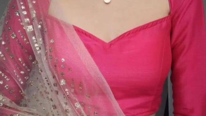 आज हम आपको ऐसे पांच डिजाइनर ब्लाउज के बारे में बताएंगे जो आजकल ट्रेंड में है.