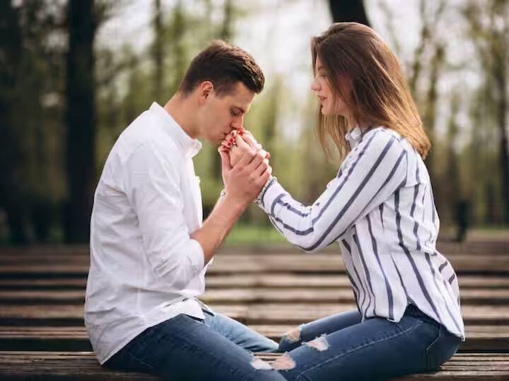 ਜਦੋਂ ਵੀ ਤੁਸੀਂ ਆਪਣੇ ਪਾਰਟਨਰ ਦੀ ਤਾਰੀਫ਼ ਕਰੋਗੇ ਤਾਂ ਥੋੜਾ ਜਿਹਾ ਫਲਰਟ ਕਰਨਾ ਤੁਹਾਡੀ ਜ਼ਿੰਦਗੀ ਨੂੰ ਰੋਮਾਂਸ ਨਾਲ ਭਰ ਦੇਵੇਗਾ। ਇਸ ਨਾਲ ਪਾਰਟਨਰ ਨੂੰ ਜ਼ਿਆਦਾ ਖੁਸ਼ੀ ਮਿਲਦੀ ਹੈ। ਉਦਾਹਰਨ ਲਈ, ਆਪਣੇ ਸਾਥੀ ਦੀ ਪ੍ਰਸ਼ੰਸਾ ਕਰਦੇ ਸਮੇਂ ਉਸ ਦਾ ਹੱਥ ਫੜਨਾ, ਅੱਖਾਂ ਮੀਚਣਾ... ਇਸ ਤਰ੍ਹਾਂ ਕਰਨ ਨਾਲ ਪਾਰਟਨਰ ਨੂੰ ਆਤਮਵਿਸ਼ਵਾਸ ਮਿਲਦਾ ਹੈ। ਇਸ ਨਾਲ ਤੁਹਾਡੇ ਪਾਰਟਨਰ ਨਾਲ ਤੁਹਾਡਾ ਰਿਸ਼ਤਾ ਹੋਰ ਵੀ ਮਜ਼ਬੂਤ ​​ਹੋਵੇਗਾ।