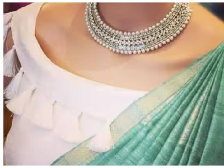 ਤੁਸੀਂ ਆਫ ਸ਼ੋਲਡਰ ਬਲਾਊਜ਼ ਟਰਾਈ ਕਰ ਸਕਦੇ ਹੋ, ਇਸ ਨੂੰ ਸਾੜ੍ਹੀ ਦੇ ਨਾਲ ਲਹਿੰਗਾ 'ਤੇ ਵੀ ਪਹਿਨਿਆ ਜਾ ਸਕਦਾ ਹੈ। ਇਸ ਨਾਲ ਤੁਹਾਡੀ ਲੁੱਕ ਪਰਫੈਕਟ ਹੋ ਜਾਵੇਗੀ।