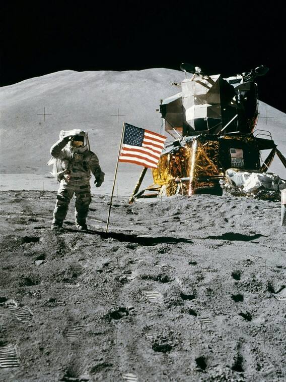 नील आर्मस्ट्रांग ने चांद पर पहला कदम किस पैर से रखा था?