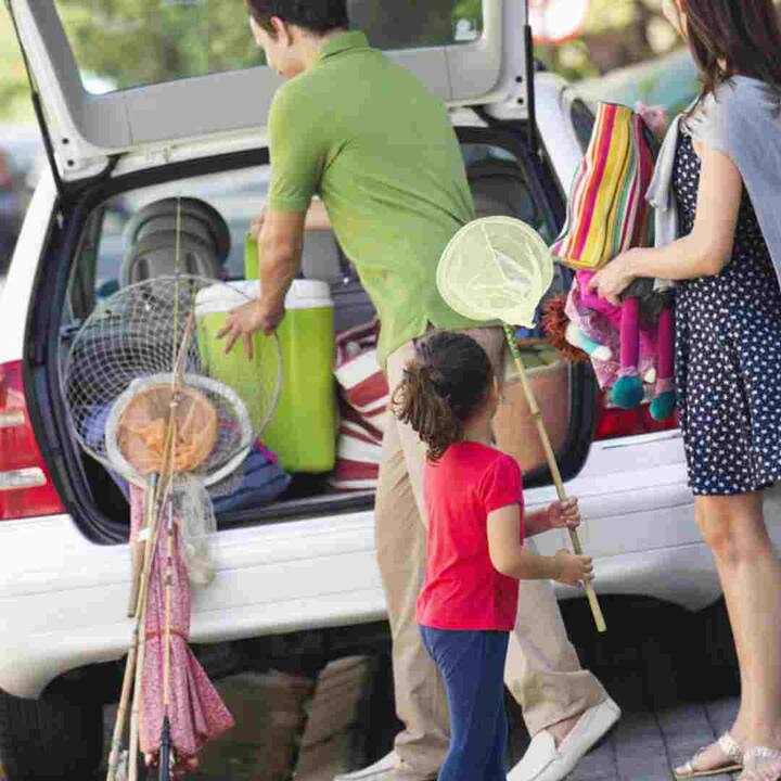 ਜੇਕਰ ਯਾਤਰਾ ਦੌਰਾਨ ਤੁਹਾਡੇ ਨਾਲ ਕੋਈ ਛੋਟਾ ਬੱਚਾ ਹੈ, ਤਾਂ ਤੁਹਾਨੂੰ ਪੈਕਿੰਗ ਦਾ ਖਾਸ ਧਿਆਨ ਰੱਖਣਾ ਚਾਹੀਦਾ ਹੈ। ਤੁਹਾਡੇ ਕੋਲ ਬੇਬੀ ਕੇਅਰ ਦਾ ਇੱਕ ਬੈਗ ਜ਼ਰੂਰ ਹੋਣਾ ਚਾਹੀਦਾ ਹੈ। ਜਿਸ ਵਿੱਚ ਤੁਹਾਡੇ ਕੋਲ ਬੱਚਿਆਂ ਲਈ ਜ਼ਰੂਰੀ ਚੀਜ਼ਾਂ ਹਨ। ਜੇਕਰ ਤੁਹਾਡੇ ਕੋਲ 2 ਸਾਲ ਤੋਂ ਘੱਟ ਉਮਰ ਦਾ ਬੱਚਾ ਹੈ, ਤਾਂ ਤੁਹਾਨੂੰ ਉਸ ਦੇ ਵਾਧੂ ਕੱਪੜੇ ਆਪਣੇ ਨਾਲ ਰੱਖੇ ਬੈਗ ਵਿੱਚ ਰੱਖਣੇ ਚਾਹੀਦੇ ਹਨ। ਕਿਉਂਕਿ ਕਈ ਵਾਰ ਸਫ਼ਰ ਦੌਰਾਨ ਬੱਚੇ ਉਲਟੀਆਂ ਕਰ ਸਕਦੇ ਹਨ। ਅਜਿਹੇ 'ਚ ਤੁਸੀਂ ਆਸਾਨੀ ਨਾਲ ਬੱਚਿਆਂ ਦੇ ਕੱਪੜੇ ਬਦਲ ਸਕਦੇ ਹੋ। ਨਾਲ ਹੀ, ਜੇਕਰ ਬੱਚਾ ਤੁਹਾਡੀ ਗੋਦੀ ਵਿੱਚ ਬੈਠਣ ਦੀ ਉਮਰ ਦਾ ਹੈ, ਤਾਂ ਆਪਣੇ ਨਾਲ ਇੱਕ ਵਾਧੂ ਕੁਰਤੀ ਜਾਂ ਟੀ-ਸ਼ਰਟ ਰੱਖੋ ਕਿਉਂਕਿ ਬੱਚੇ ਦੇ ਨਾਲ-ਨਾਲ ਤੁਹਾਡੇ ਕੱਪੜੇ ਵੀ ਗੰਦੇ ਹੋ ਸਕਦੇ ਹਨ। ਇਸ ਸਥਿਤੀ ਵਿੱਚ, ਤੁਸੀਂ ਉਹਨਾਂ ਨੂੰ ਬਦਲ ਸਕਦੇ ਹੋ।