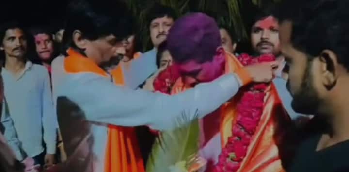 बीडमध्ये विजय मिळाल्यानंतर बजरंग सोनावणे यांनी रात्रीच अंतरवाली सराटी गाठून मनोज जरांगे पाटील यांची भेट घेतली.