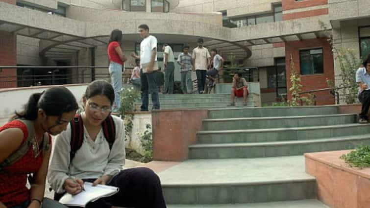 IIT Kanpur Phase-I Placements: 579 Offers On Day 1, 13 Global Jobs, Top Recruiters Include Microsoft, Google