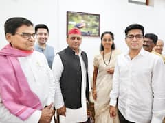 India Alliance Meeting: दिल्ली में इंडिया गठबंधन की बैठक में एक साथ नजर आए अखिलेश-राहुल, सामने आईं तस्वीरें