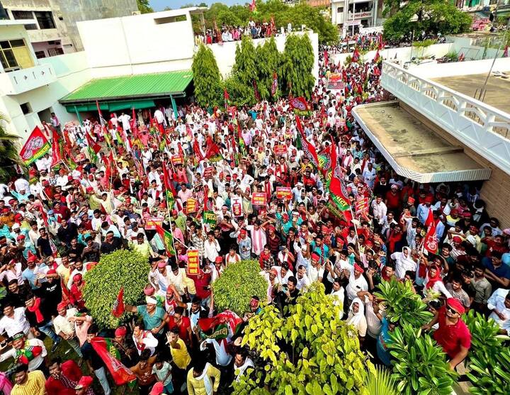 इसके विरोध में सपा कार्यकर्ताओं ने जमकर हंगामा किया. पुलिस पर कोई चप्पल फेंक रहा था तो कोई जूता फेंक रहा था.