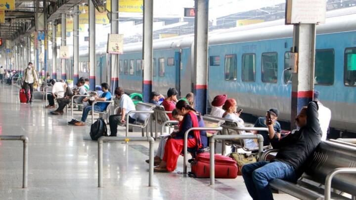 कई बार यात्री समय से पहले स्टेशन पर पहुंच जाते हैं. लेकिन ट्रेनें बहुत लेट चल रही होती है. और तीन-चार घंटे देरी से पहुंचती है.