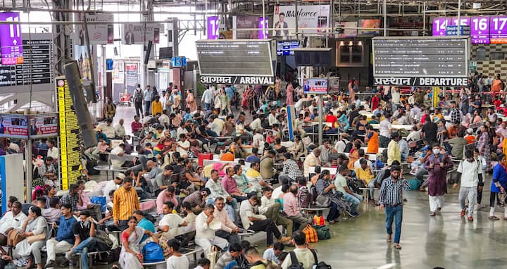 दरअसल प्लेटफॉर्म टिकट की भी एक अवधि होती है. यानी आप जिस प्लेटफॉर्म पर खड़े हैं वहां यदि आप टिकट में दी गई सीमा से ज्यादा खड़े रहे तो आपको जुर्माने की राशि भरनी पड़ सकती है.