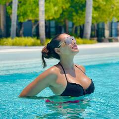 40 की उम्र में बिकिनी पहन इन एक्ट्रेसेस ने बढ़ाया इंटरनेट का पारा, तस्वीरें देखते रह जाएंगे आप