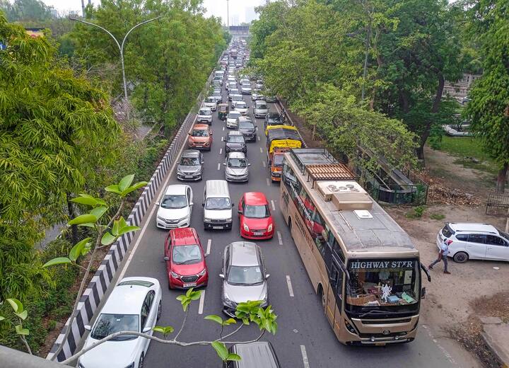 अगर आपकी गाड़ी उठ जाती है तो सबसे पहले आपको पुलिस कंट्रोल रूम में बात करनी चाहिए, वो आपको लोकेशन बताएंगे कि कहां आपकी कार को ले गए हैं.