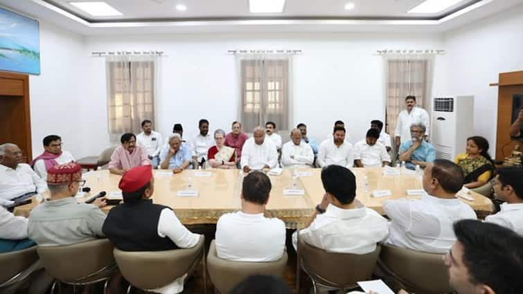 INDI bloc leaders meets in Mallikarjun Kharge residence in Delhi INDI bloc Meeting: ఇండి కూటమి నేతల కీలక భేటీ, ఖర్గే ఇంట్లో సోనియా సహా 33 మంది హాజరు