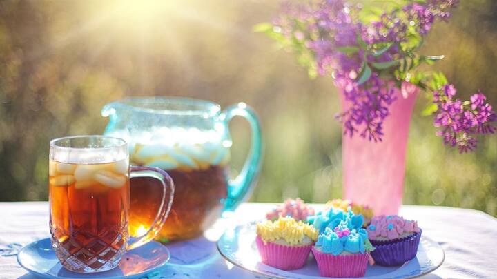 Lemon Iced Tea Recipe: லெமன் டீ ப்ரியர்கள் இந்த ஐஸ் டீயை நிச்சயம் ட்ரை பண்ணலாம். சுவையாக இருக்கும்.