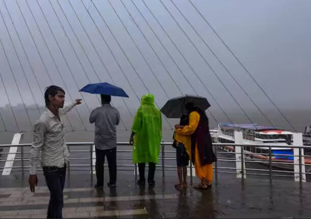 ਮੌਸਮ ਵਿਭਾਗ ਨੇ ਕਿਹਾ ਕਿ ਅਗਲੇ ਪੰਜ ਦਿਨਾਂ ਦੌਰਾਨ ਪੂਰਬੀ ਭਾਰਤ ਵਿੱਚ ਦਰਮਿਆਨੀ ਬਾਰਿਸ਼ ਹੋ ਸਕਦੀ ਹੈ। ਮੱਧ ਪ੍ਰਦੇਸ਼ ਦੇ ਨੇੜੇ ਦੇ ਇਲਾਕਿਆਂ ਵਿੱਚ ਹਲਕੀ ਬਾਰਿਸ਼ ਹੋਣ ਦੀ ਸੰਭਾਵਨਾ ਹੈ।