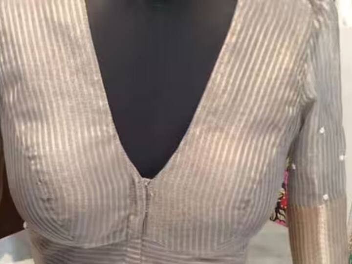 ਇਨ੍ਹੀਂ ਦਿਨੀਂ ਡੀਪ ਨੇਕ ਬਲਾਊਜ਼ ਦੀ ਬਹੁਤ ਡਿਮਾਂਡ ਹੈ। ਇਸ ਨੂੰ ਪਹਿਨਣ ਨਾਲ ਸਾੜ੍ਹੀ ਦਾ ਲੁੱਕ ਵਧੀਆ ਹੋ ਜਾਂਦਾ ਹੈ।