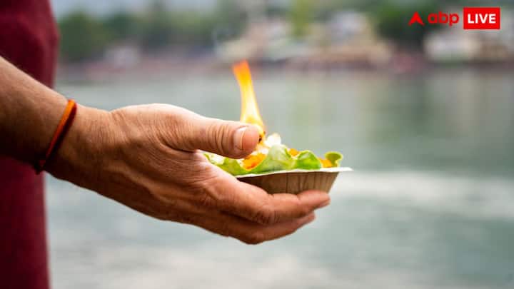 इस दिन नदी, जलाशय या कुंड आदि में स्नान करने के बाद सूर्य देव को अर्घ्य देना चाहिए. इसके बाद बहते जल में तिल प्रवाहित करना चाहिए.