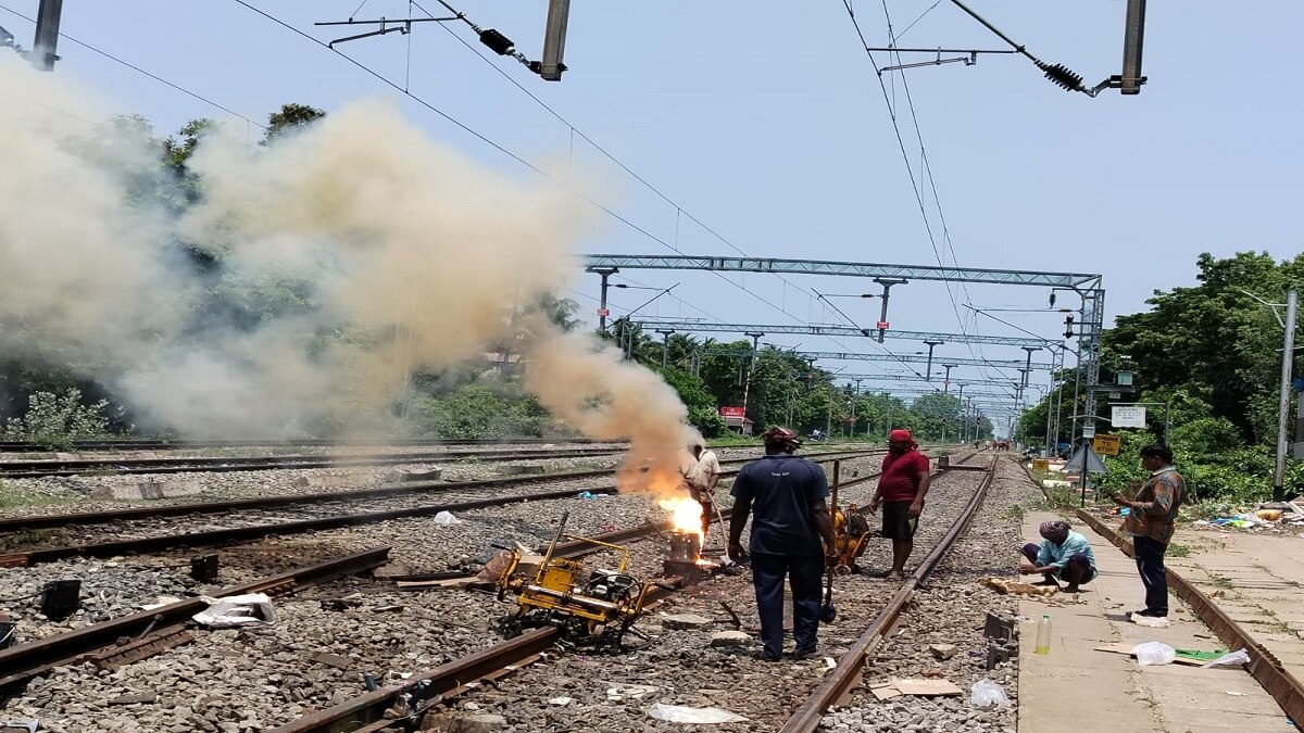 கும்பகோணத்தில் புதிய தண்டவாளங்கள் மாற்றும் பணியில் ரயில்வே ஊழியர்கள் வெகு மும்முரம்