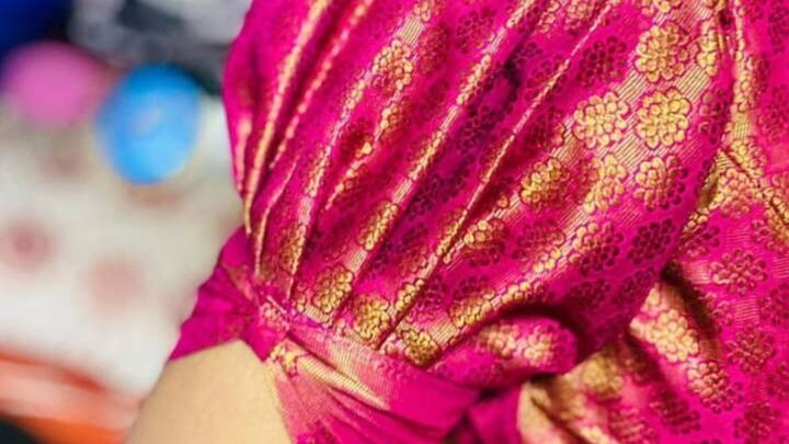 इसके अलावा आप पफ स्लीव्स वाला ब्लाउज ट्राई कर सकती है. यह आपकी खूबसूरती में चार चांद लगा देता है.