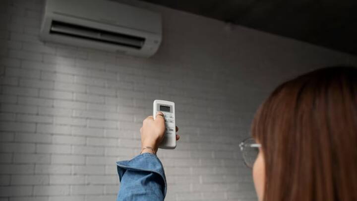 প্রচণ্ড দাবদাহে ইদানি এসি, কুলার ইত্যাদি কেনার ঝোঁক অনেক বেড়ে গিয়েছে। প্রায় প্রত্যেকেই নিজেদের সাধ্য অনুযায়ী এসি কিনছেন। ছবি- ফ্রিপিক