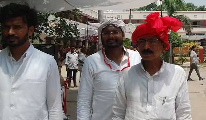 સમાજવાદી પાર્ટીના રમાશંકર રાજભરે યુપીની સલેમપુર લોકસભા સીટ પર જીત મેળવી હતી. તેમને ચૂંટણીમાં 405472 મત મળ્યા હતા, જ્યારે ભાજપના રવિન્દ્ર કુશવાહાને 401899 મત મળ્યા બાદ પણ હારનો સામનો કરવો પડ્યો હતો.