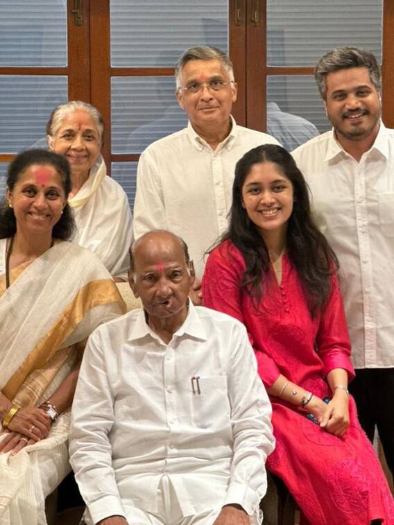 जीत के बाद सुप्रिया सुले ने परिवार के साथ शेयर की तस्वीर, देखें यहां