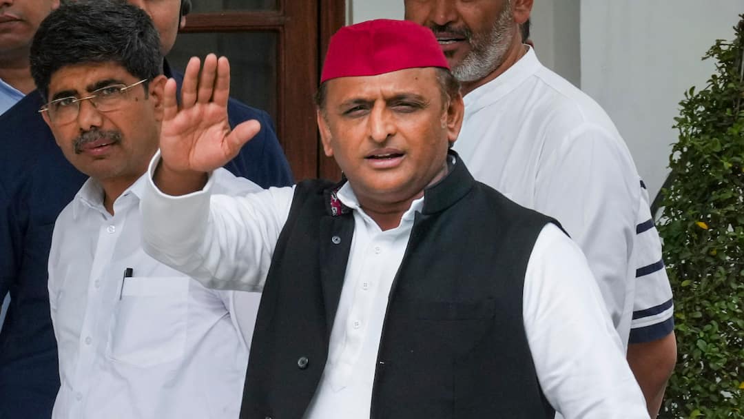 Akhilesh Yadav To Resign As Karhal MLA, Nephew Tej Pratap To Stake Claim To Seat In Bypolls Akhilesh Yadav Resignation Tej Pratap Yadav To Contest Karhal Assembly Seat Samajwadi Party Akhilesh Yadav To Resign As Karhal MLA, Nephew Tej Pratap To Stake Claim To Seat In Bypolls