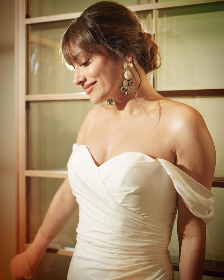 Ankita styled her hair with bangs and a loose messy bun