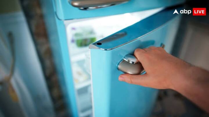 Refrigerator Safety Tips:  हाल ही इसके चलते फ्रिज फटने की कई घटनाएं भी सामने आई हैं. लेकिन फ्रिज के फटने से पहले आपको कुछ संकेत मिल जाते हैं. जिन्हें आपको नजर अंदाज नहीं करना चाहिए.