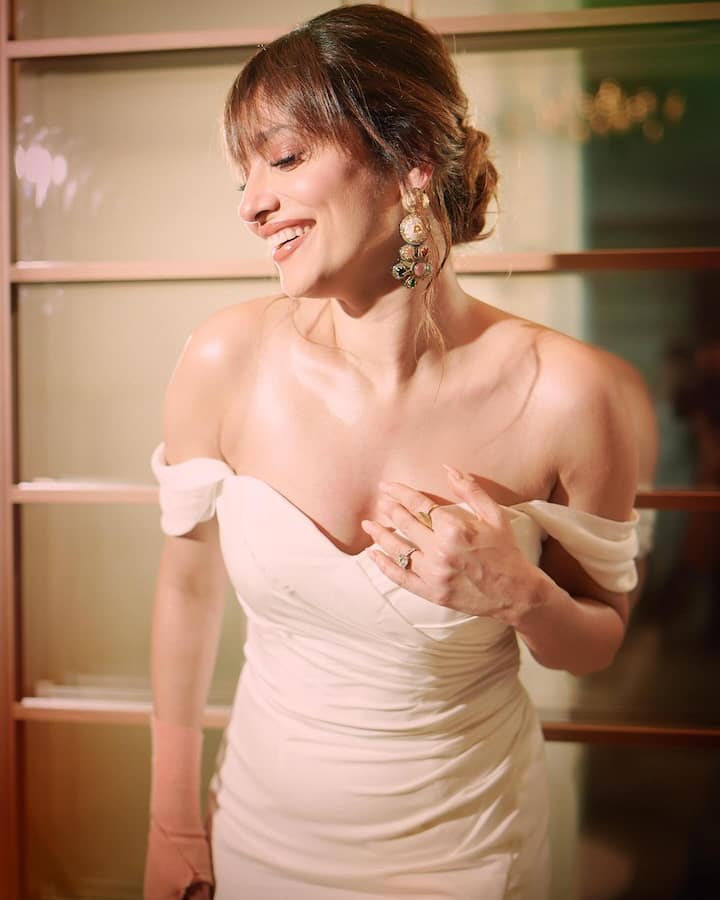 The 'Manikarnika' actor accessorised with a pair of heavy earrings