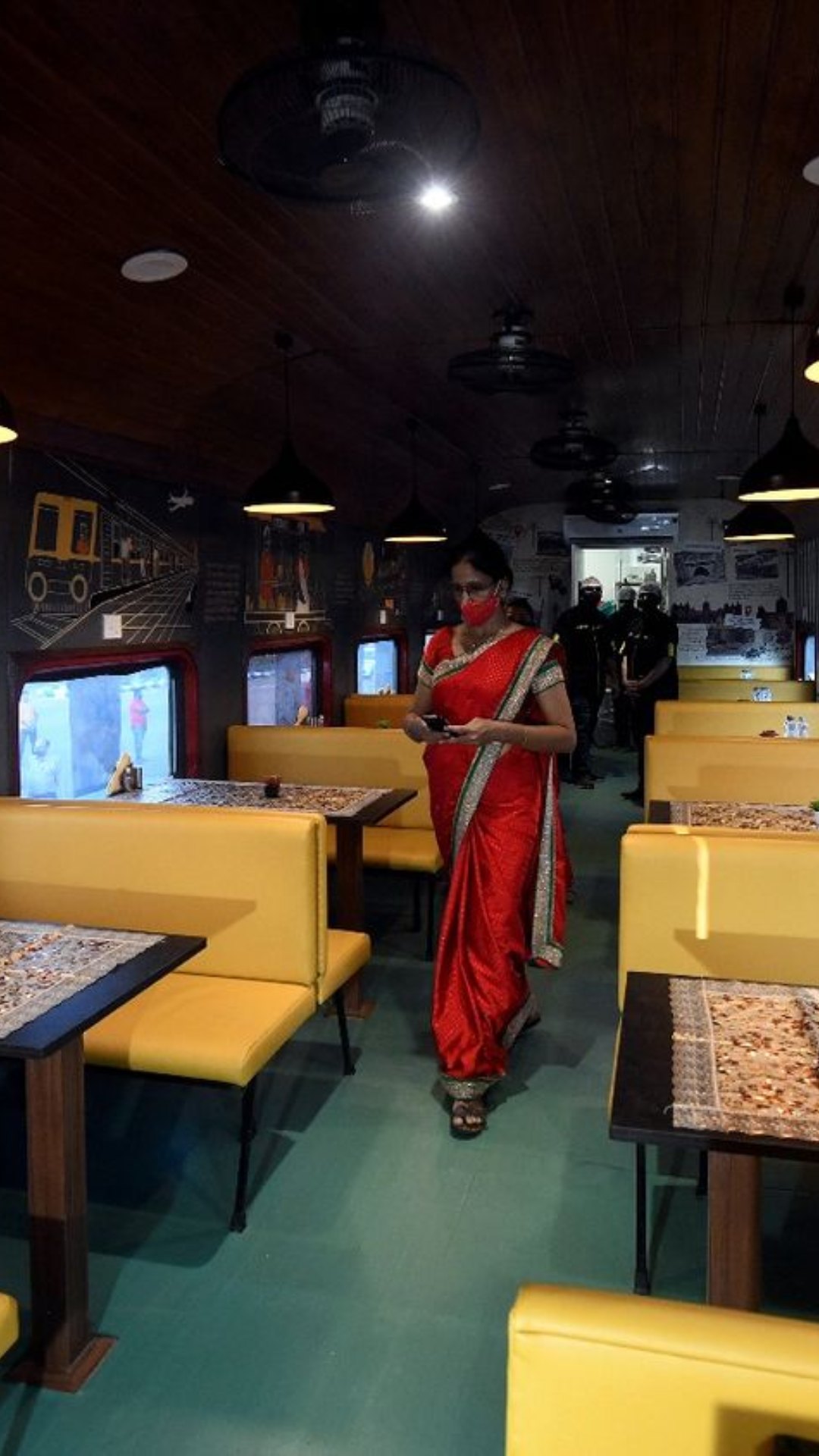 सिर्फ बर्थडे ही नहीं खाने के लिए भी आज-कल एरोप्लेन और