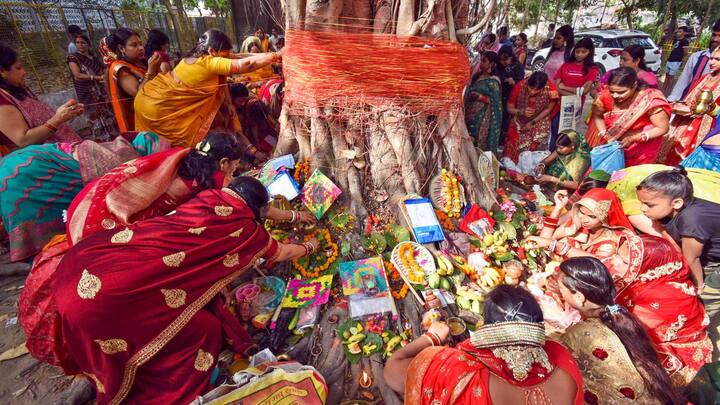 পুরাণে বর্ণিত কাহিনী অনুযায়ী, অশ্বপতি নামে রাজা ১৮ বছর ধরে সন্তান কামনায় পুজো করেছিলেন। তারপর দেবী সাবিত্রী তাঁর কন্যা হিসেবে জন্ম নেন। তাঁর যখন বিয়ের বয়স হয় তখন তিনি তপোবনে ঘুরতে গিয়ে রাজা দ্যুমতসেনের ছেলে সত্যবানকে বিয়ে করবেন বলে সিদ্ধান্ত নেন।(ছবি সৌজন্য-পিটিআই)