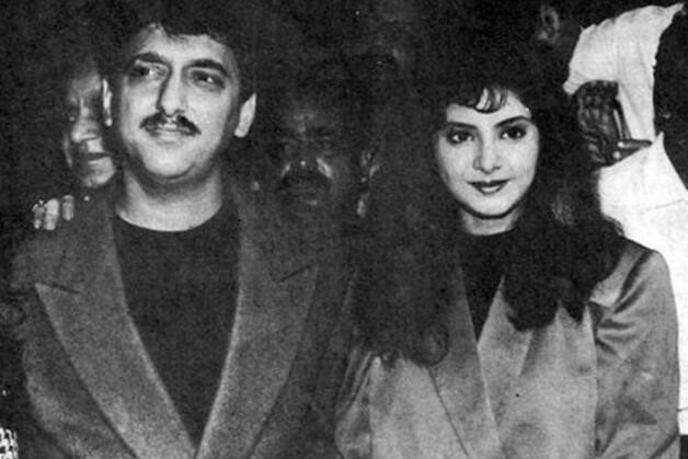 दिव्या भारती और साजिद नाडियाडवाला- महज 18 साल की उम्र में दिवंगत एक्ट्रेस दिव्या भारती ने प्रोड्यूसर साजिद नाडियाडवाला से शादी कर ली थी. दोनों ने तलाक तो नहीं लिया था लेकिन 11 महीने बाद यह रिश्ता खत्म हो गया था. दिव्या की रहस्यमयी तरीके से मौत हो गई थी. उनकी मौत का सही कारण आज तक पता नहीं चल पाया है.