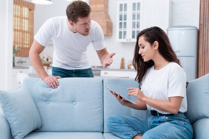 ऐसा इंसान जो अपने पार्टनर से अलग और कटा-कटा महसूस करता है, उसे इमोशनल डिटैचमेंट का शिकार माना जाता है. हालांकि, मनोवैज्ञानिक की माने तो ये किसी तरह की बीमारी नहीं है. लेकिन ऐसा शख्स डिप्रेशन में आ जाता है और उसका रिश्ता पहले जैसा नहीं रहता है. इमोशनल डिटैचमेंट डेली लाइफ के रिश्तों में बाधा डालने का काम करता है.