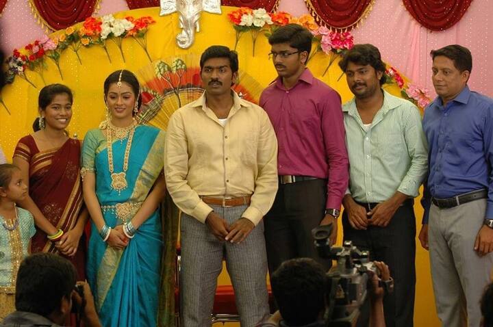 2012 ஆம் ஆண்டு வெளிவந்த நடுவுல கொஞ்சம் பக்கத்த காணோம் என்ற படத்தை பாலாஜி தரணிதரன் இயக்கியிருந்தார். இதில் விஜய் சேதுபதி தத்ரூபமாக நடித்திருப்பார். இது நிஜத்தில் நடந்த சம்பவத்தை மையமாக வைத்து எடுக்கப்பட்ட படம்.