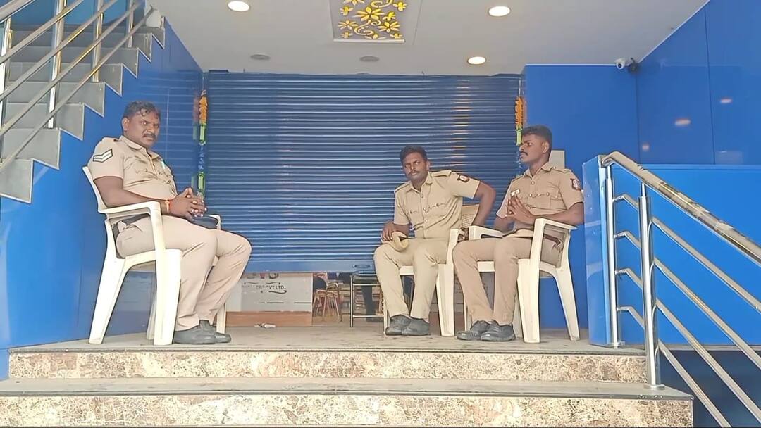 பணம், நகை எப்போது கிடைக்கும்... காத்துக் கிடக்கும் மக்கள் - 6 மணி நேரம் போலீஸ் விசாரணை Dharmapuri news police spent more than 6 hours investigating a jewelery store that cheated up to 100 crore rupees as fraud - TNN பணம், நகை எப்போது கிடைக்கும்... காத்துக் கிடக்கும் மக்கள் - 6 மணி நேரம் போலீஸ் விசாரணை